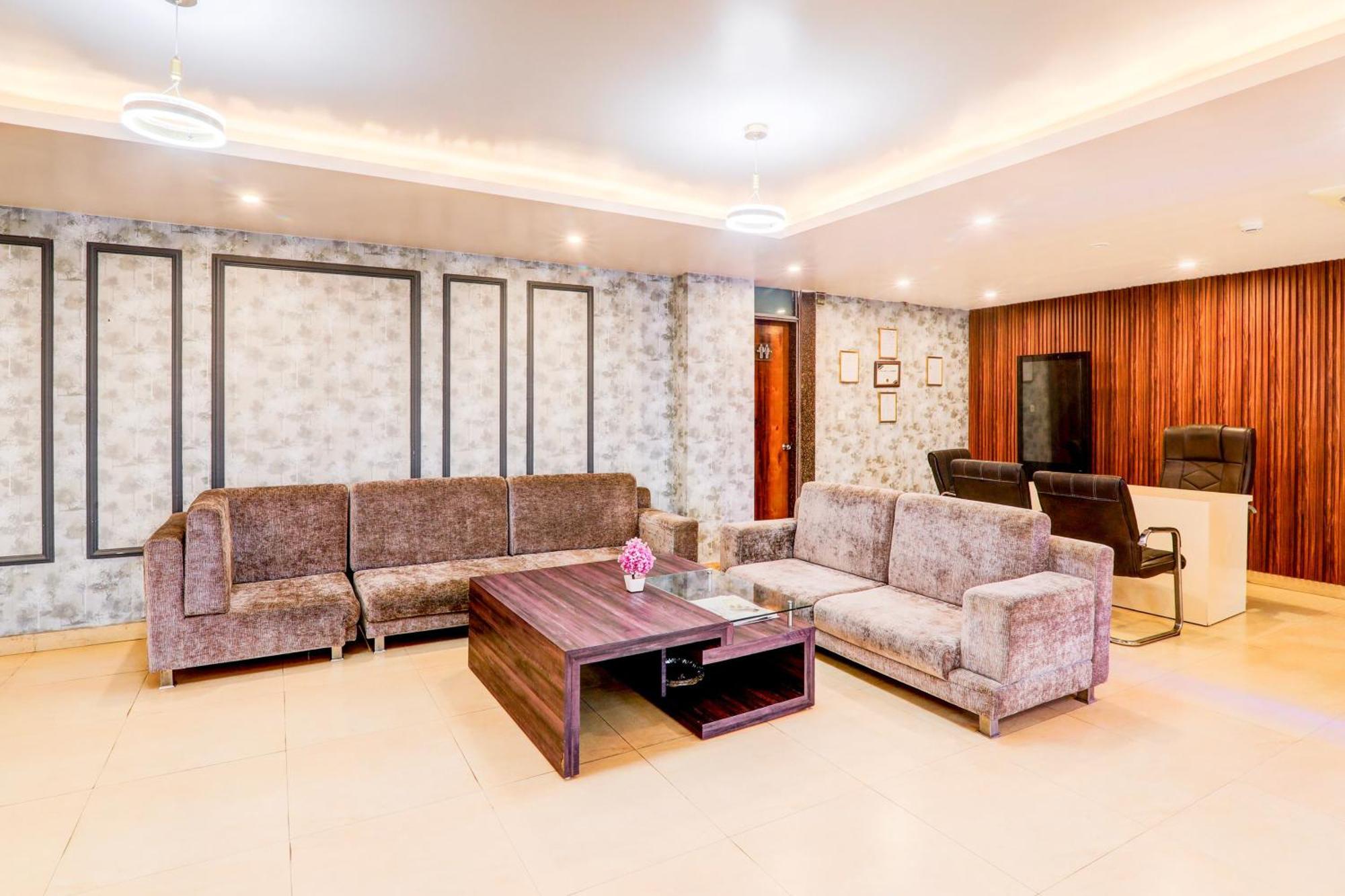 Townhouse Sakura Hotel Lucknow Exterior foto